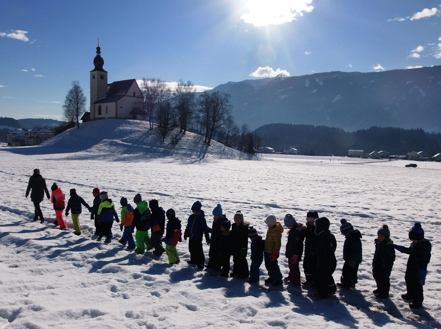 Kindergarten-Spaziergang im Winter